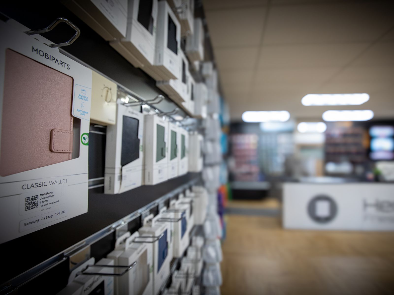 Bookcases en telefoonhoesjes in de winkel van Herstel Friesland in Dokkum