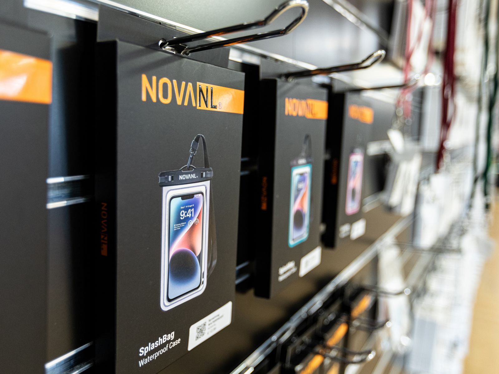 Waterdichte telefoonhoezen van NovaNL bij Herstel Friesland in Dokkum