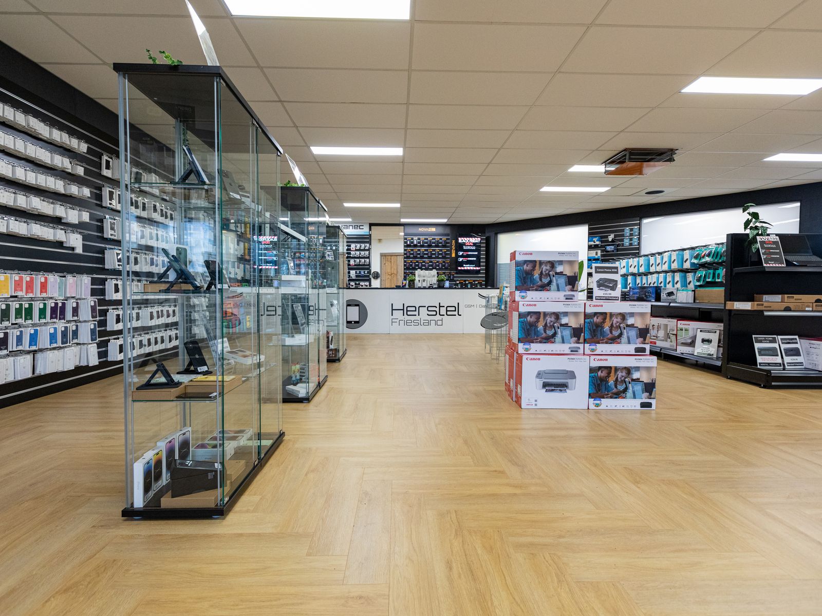 De winkel van Herstel Friesland op Betterwird in Dokkum met telefoons, accessoires en printers